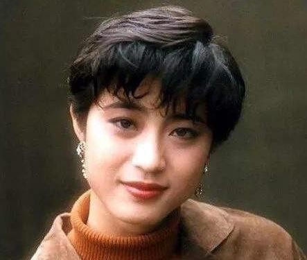 港姐冠军出道,曾是周星驰电影中的星女郎,如今51岁依旧孤单一人
