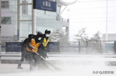 ​暴风雪天气列车停运或晚点，车票退改签怎么办理？
