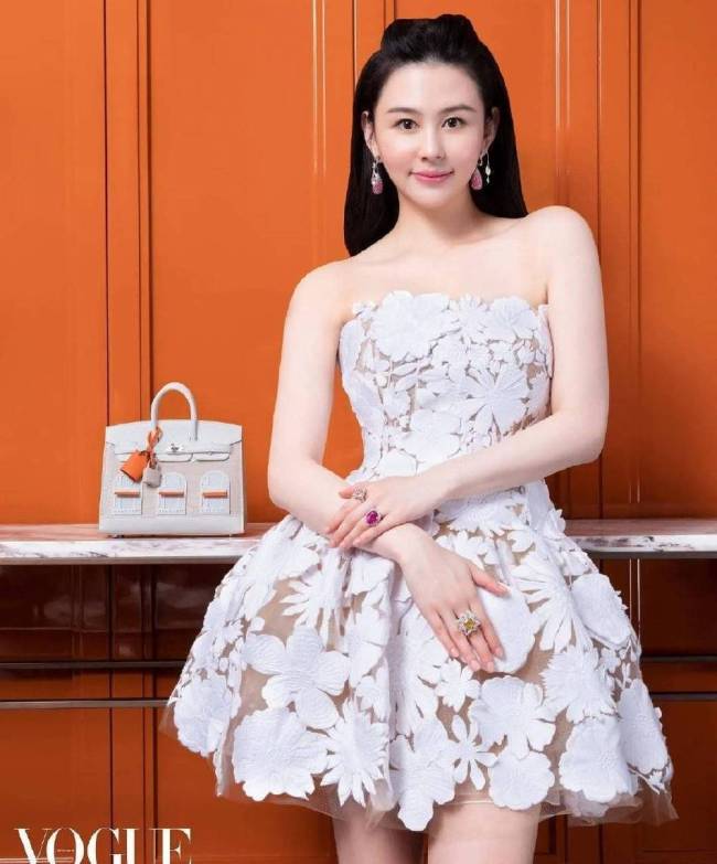长江后浪推前浪!邱淑贞女儿沈月身材圆润性感妩媚