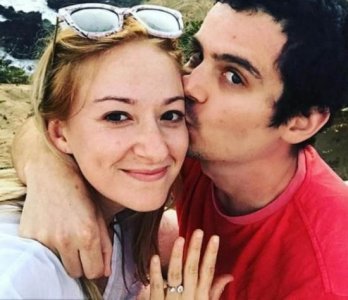 ​《爱乐之城》导演宣布结婚女方晒亲吻照秀大个钻戒