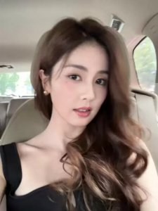 ​白鹿车内甜美自拍，黑色吊带露出白皙香肩