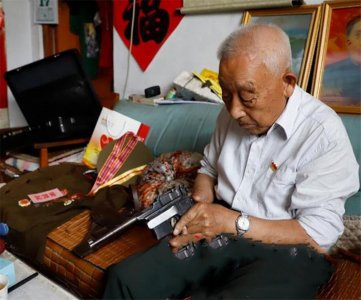 ​中国严禁持枪，山东96岁老汉却持双枪70多年，他凭什么能持枪？