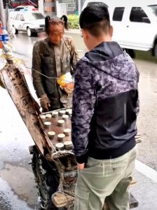 ​兰州棋王邓友邦：衣衫褴褛却笑看人生，棋局之外更显洒脱