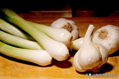 ​它叫薤白，也叫小蒜，或者藠头，是味用于心脏病、胸痹心痛的中药