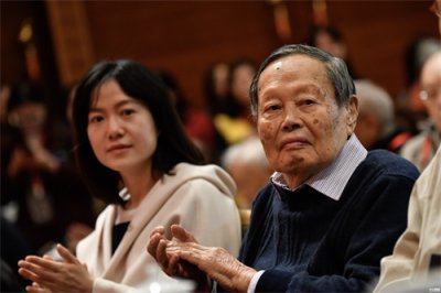 ​翁帆为何对比她大54岁的杨振宁情有独钟？翁帆：这种状态让我安心