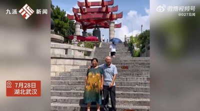 ​博士生带留守农村30年的爷爷奶奶旅游：这是奶奶第一次吃烧烤，往往最亲近的人