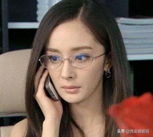 戴眼镜的10大女明星，哪个最像小学妹？哪个像老师？