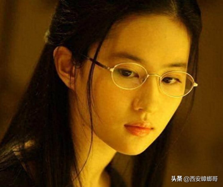 戴眼镜的10大女明星，哪个最像小学妹？哪个像老师？