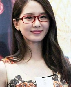 ​戴眼镜的10大女明星，哪个最像小学妹？哪个像老师？