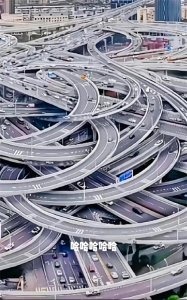 ​大美中国，重庆盘龙立交桥。迷宫般的艺术之美。