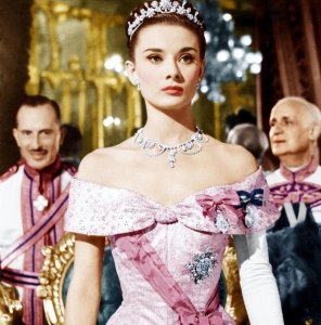 ​赫本和梦露：都是肯尼迪总统的情人，一个被呵护，一个被当玩具