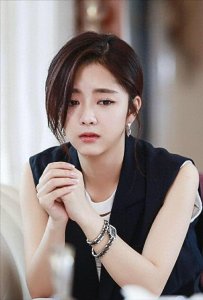 ​《狐狸的夏天》中的黎晏书：一个独立女性的成长之路