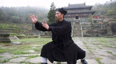 ​钟云龙：真正能实战的传武大师！因起床气太大，将踢馆者打吐血