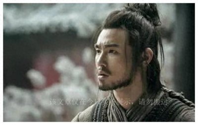 ​女子出上联：荒草丛中有两门，大门小门走哪门！光棍下联成就好事