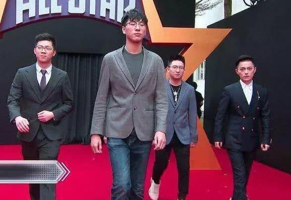 “农村霍建华”走红,坐拥680万粉丝,看到真实身高:上天很公平