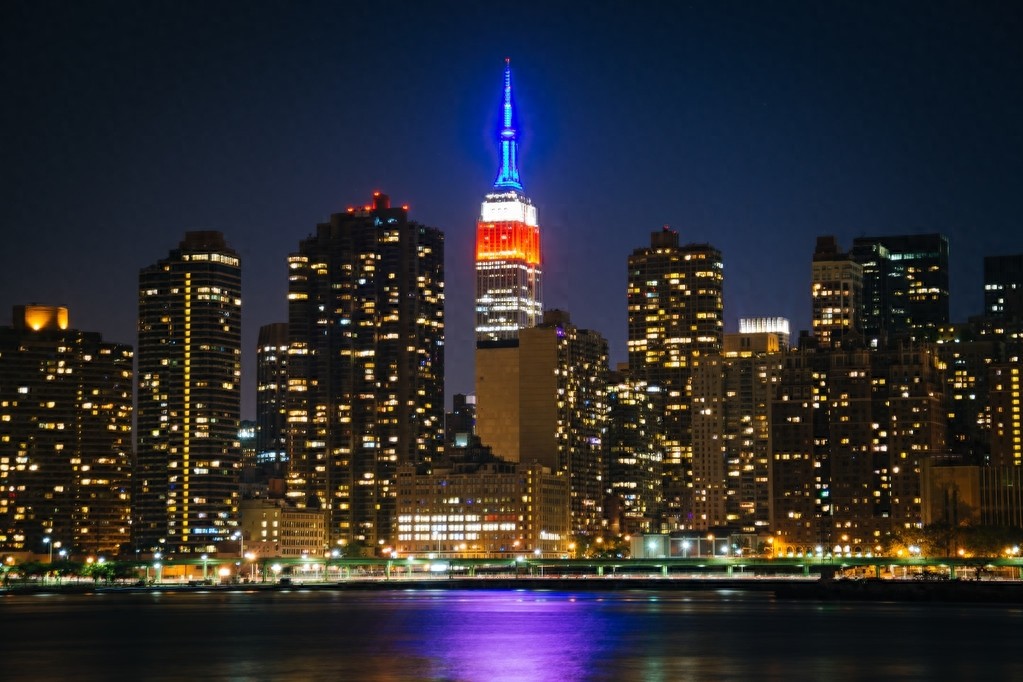 帝国大厦是美国纽约的地标建筑物之一,是纽约市的旅游景点之一