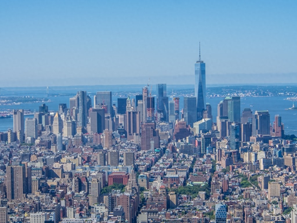 帝国大厦是美国纽约的地标建筑物之一,是纽约市的旅游景点之一