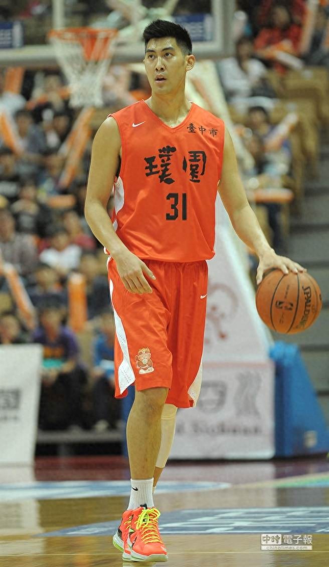 萧亚轩的前男友们可以组一支足球队了