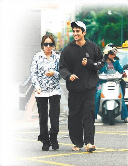 萧亚轩的前男友们可以组一支足球队了