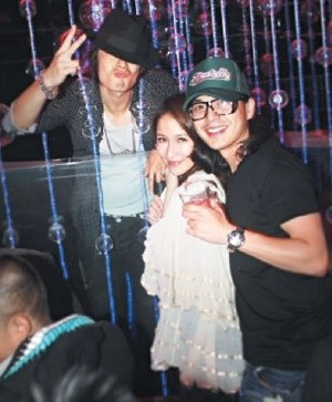 萧亚轩的前男友们可以组一支足球队了