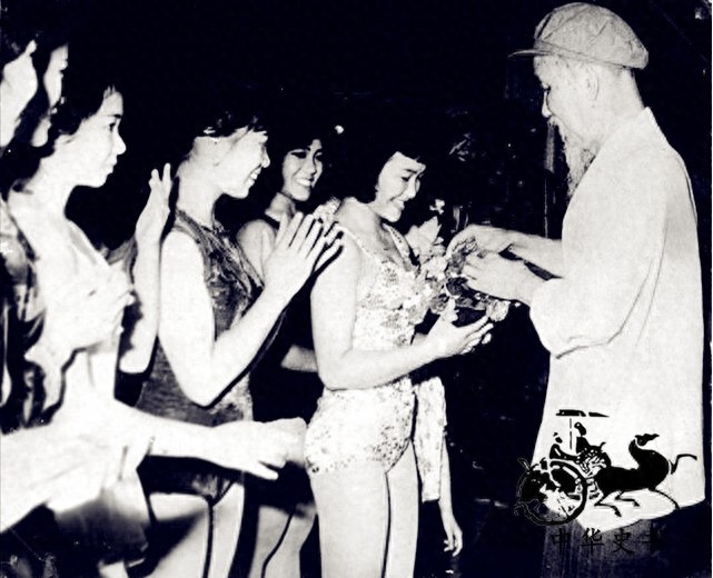 越战期间的越南女兵：图六双手反绑着，被美国大兵扛走