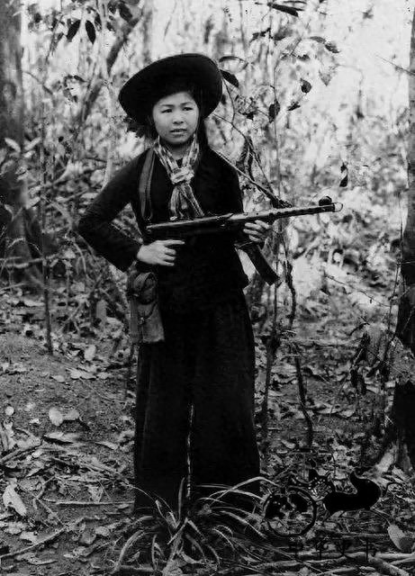 越战期间的越南女兵：图六双手反绑着，被美国大兵扛走
