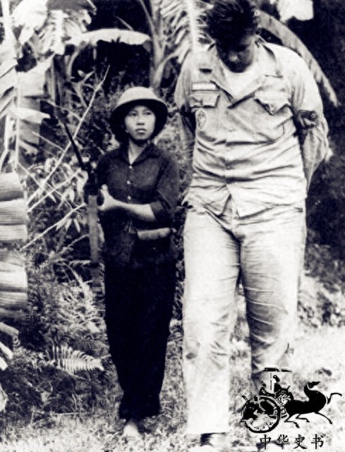 越战期间的越南女兵：图六双手反绑着，被美国大兵扛走