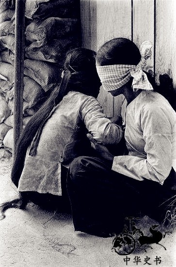 越战期间的越南女兵：图六双手反绑着，被美国大兵扛走