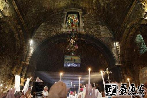 西班牙人是如何发展殖民地的?西班牙人是如何稳定殖民地印第安人的?