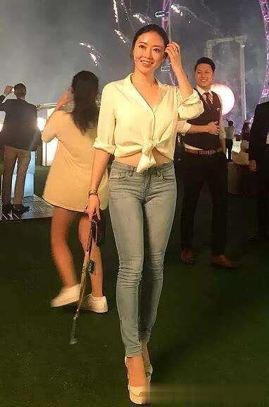 身穿牛仔，蒋娉婷依旧美到爆炸，气质越发迷人