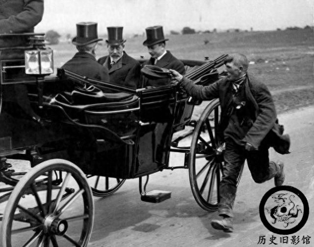 一组历史罕见老照片：图二是长相奇怪的类人猿，图三骑手很漂亮