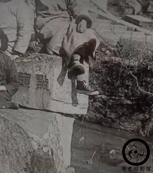 一组历史罕见老照片：图二是长相奇怪的类人猿，图三骑手很漂亮