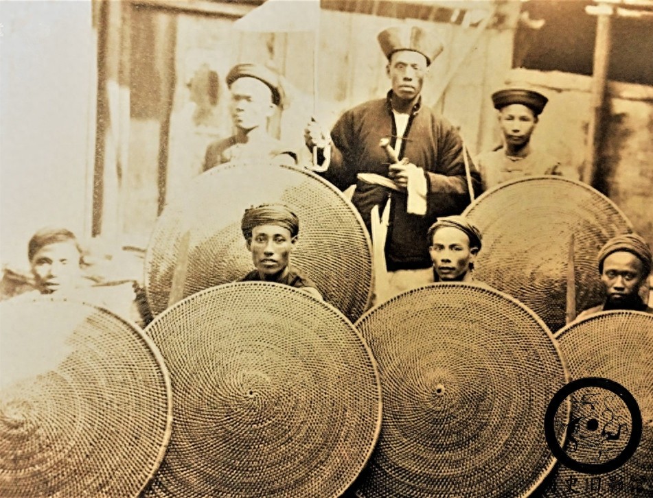 一组历史罕见老照片：图二是长相奇怪的类人猿，图三骑手很漂亮